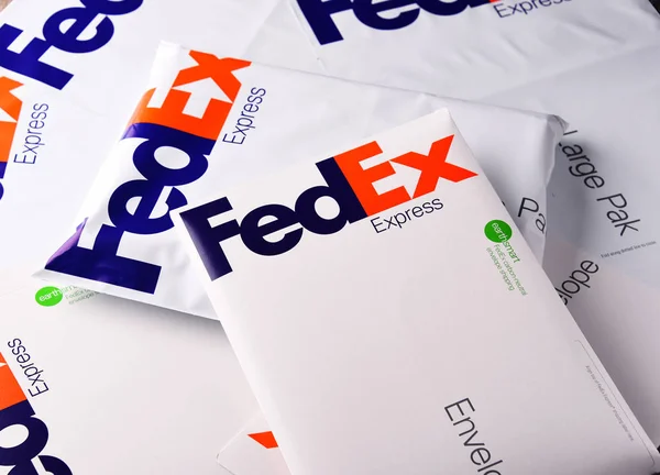 Envelopes e encomendas FedEx — Fotografia de Stock