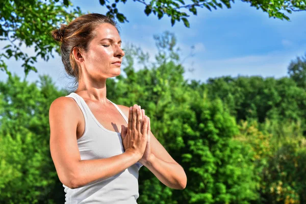 Yoga, meditasyon sırasında genç kadın parkta — Stok fotoğraf