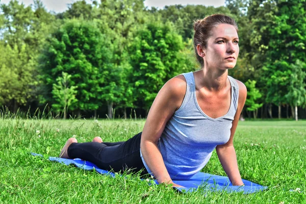 Yoga, meditasyon sırasında genç kadın parkta — Stok fotoğraf