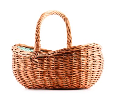 Boş hasır sepet beyaza izole edildi