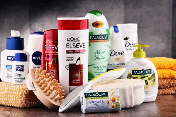Composição com recipientes de marcas globais de cosméticos — Fotografia de Stock