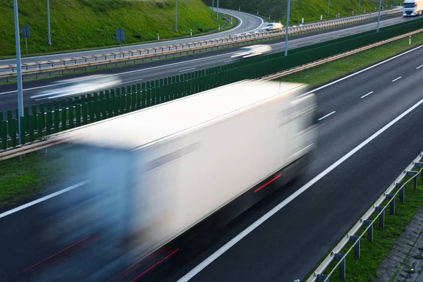 Camiones en carretera de acceso controlado de cuatro carriles en Polonia — Foto de Stock