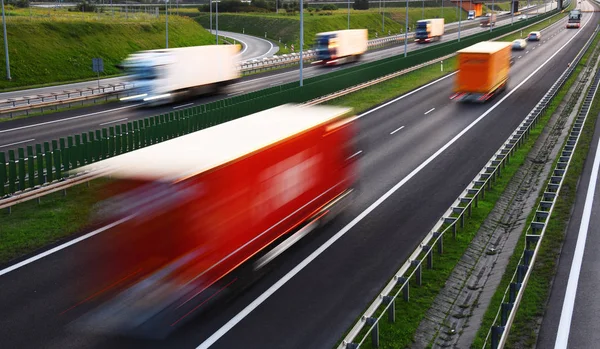 Camiones en carretera de acceso controlado de cuatro carriles en Polonia —  Fotos de Stock