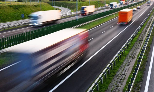 Camiones en carretera de acceso controlado de cuatro carriles en Polonia —  Fotos de Stock