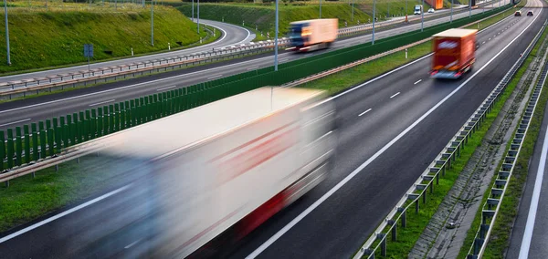 Camiones en carretera de acceso controlado de cuatro carriles en Polonia —  Fotos de Stock