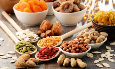 Çeşit çeşit meyveler ve fındıklar vardır.