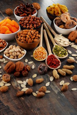 Çeşit çeşit meyveler ve fındıklar vardır.