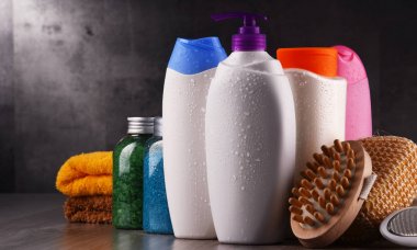 Plastik şişeler dolusu vücut bakımı ve güzellik ürünleri.