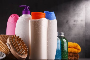 Plastik şişeler dolusu vücut bakımı ve güzellik ürünleri.