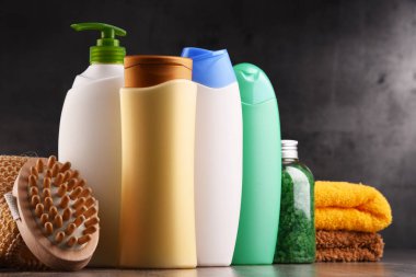 Plastik şişeler dolusu vücut bakımı ve güzellik ürünleri.