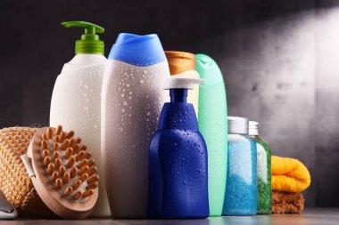 Plastik şişeler dolusu vücut bakımı ve güzellik ürünleri.