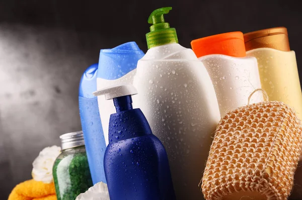 Πλαστικά μπουκάλια προϊόντων περιποίησης και ομορφιάς σώματος — Φωτογραφία Αρχείου