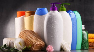 Plastik şişeler dolusu vücut bakımı ve güzellik ürünleri.