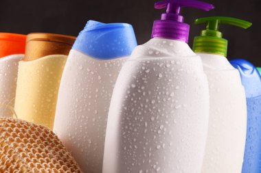 Plastik şişeler dolusu vücut bakımı ve güzellik ürünleri.