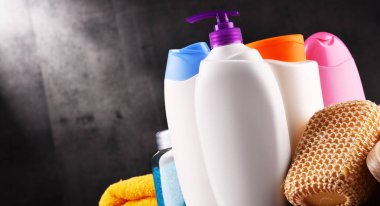 Plastik şişeler dolusu vücut bakımı ve güzellik ürünleri.