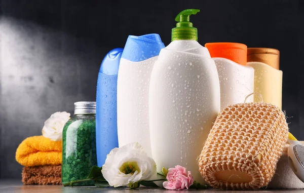 Plastik şişeler dolusu vücut bakımı ve güzellik ürünleri.