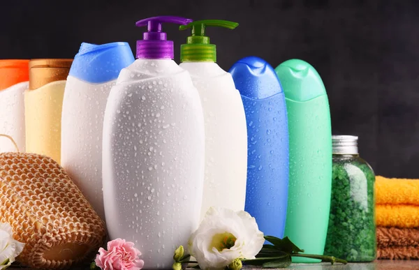 Plastik şişeler dolusu vücut bakımı ve güzellik ürünleri.