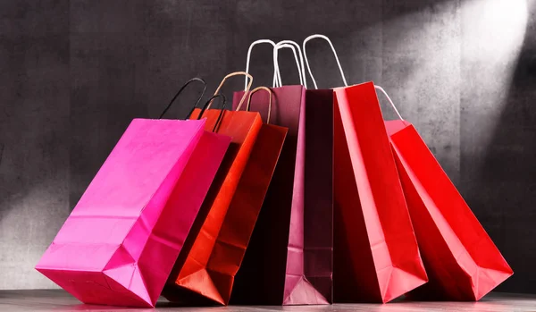 Compositie met rood papier shopping tassen — Stockfoto