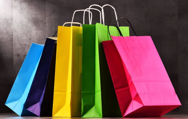 Composição com sacos de compras de papel coloridos — Fotografia de Stock