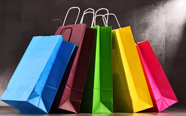 Composição com sacos de compras de papel coloridos — Fotografia de Stock