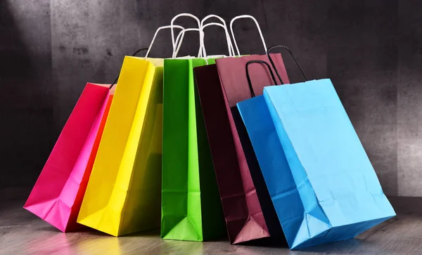 Skład z kolorowymi papierowymi torbami na zakupy — Zdjęcie stockowe