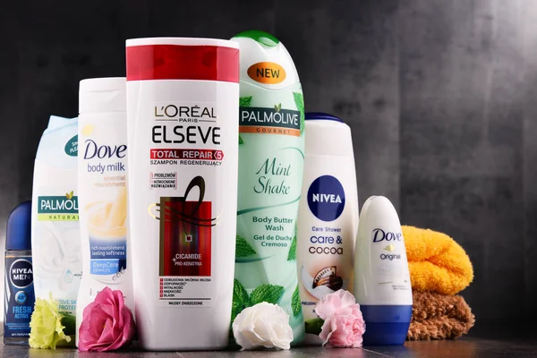 Composición con contenedores de marcas globales de cosméticos — Foto de Stock