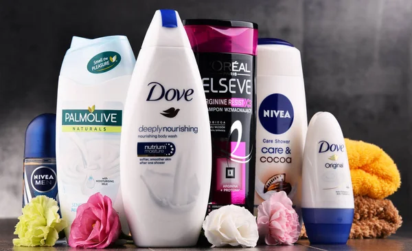 Composición con contenedores de marcas globales de cosméticos — Foto de Stock