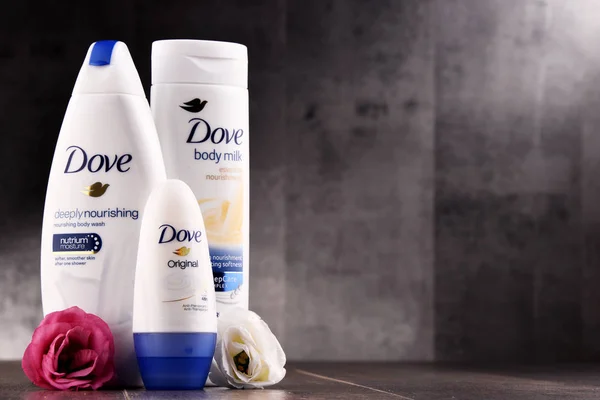 Разнообразие продуктов Dove, включая молоко для тела и антиперспиранты — стоковое фото