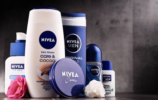 Разнообразие продуктов Nivea, включая крем и мыло
