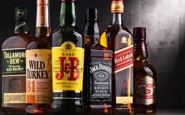 Birkaç küresel viski marka şişe