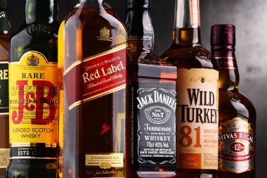 Birkaç küresel viski marka şişe