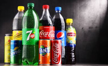 Şişe ve kutu çeşitli küresel alkolsüz içecek