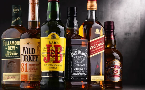 Birkaç küresel viski marka şişe