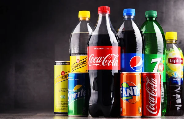 Bottles and cans of assorted global soft drinks — Stock Photo, Image