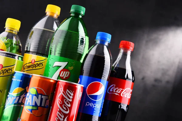 Şişe ve kutu çeşitli küresel alkolsüz içecek