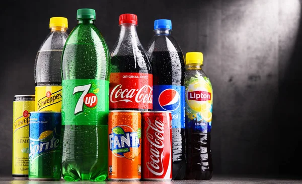 Şişe ve kutu çeşitli küresel alkolsüz içecek