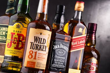 Birkaç küresel viski marka şişe