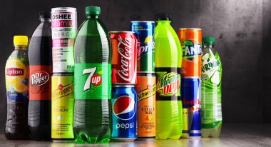 Şişe ve kutu çeşitli küresel alkolsüz içecek