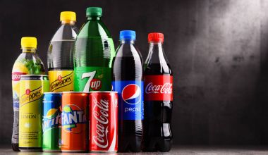 Şişe ve kutu çeşitli küresel alkolsüz içecek