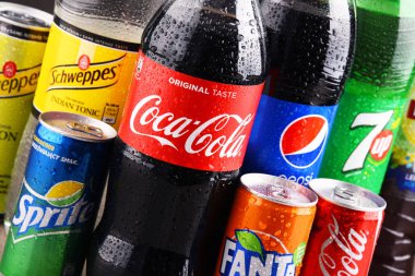 Şişe ve kutu çeşitli küresel alkolsüz içecek