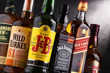 Birkaç küresel viski marka şişe