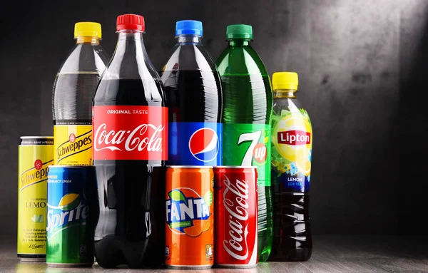 Bottles and cans of assorted global soft drinks — Stock Photo, Image