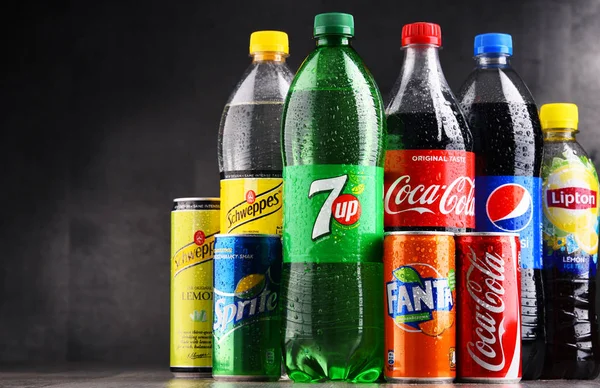 Láhve a plechovky rozmanité globální nealkoholických nápojů — Stock fotografie