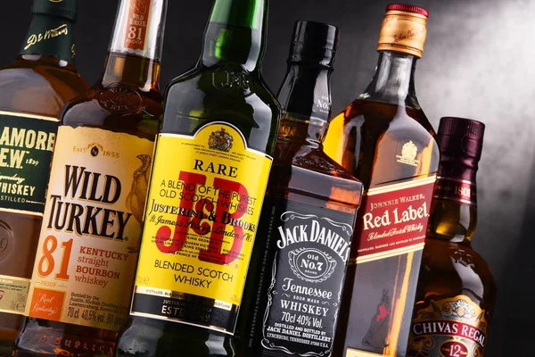 Birkaç küresel viski marka şişe