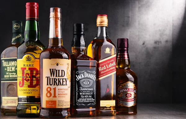 Botellas de varias marcas globales de whisky — Foto de Stock