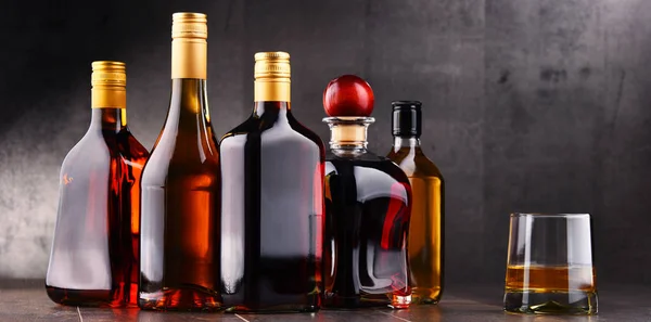 Vaso y botellas de bebidas alcohólicas variadas . — Foto de Stock