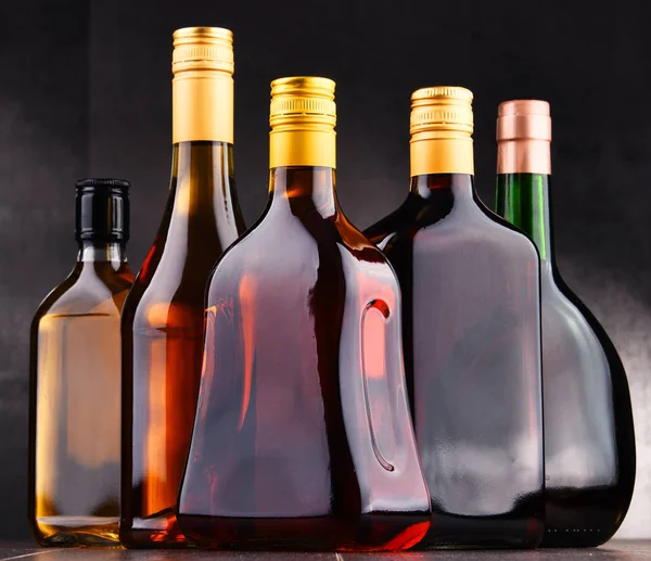 Botellas de bebidas alcohólicas variadas — Foto de Stock