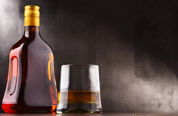 Cam ve şişe burbonu kompozisyonu — Stok fotoğraf