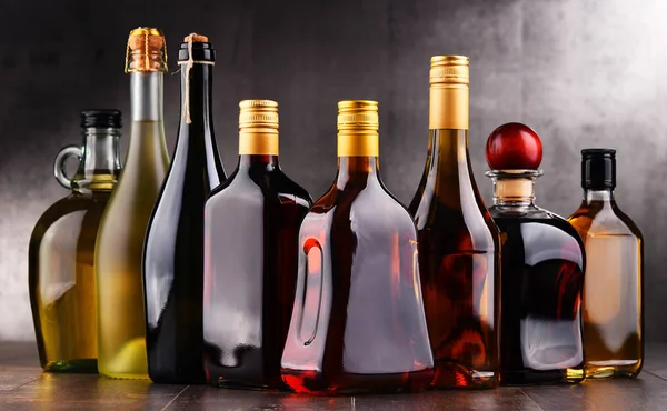 Çeşitli alkollü içecek şişesi — Stok fotoğraf