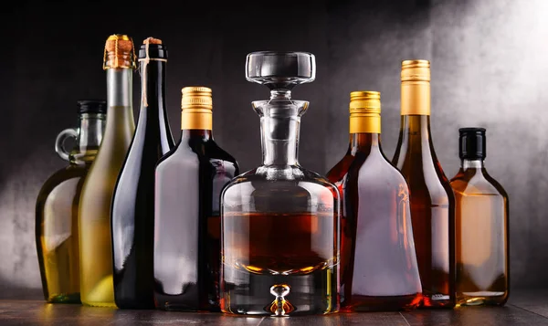 Çeşitli alkollü içecek şişesi — Stok fotoğraf